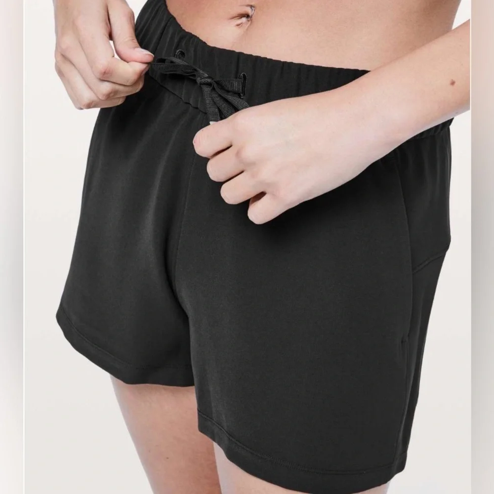 Lululemon On The Fly Short *Woven *2.5